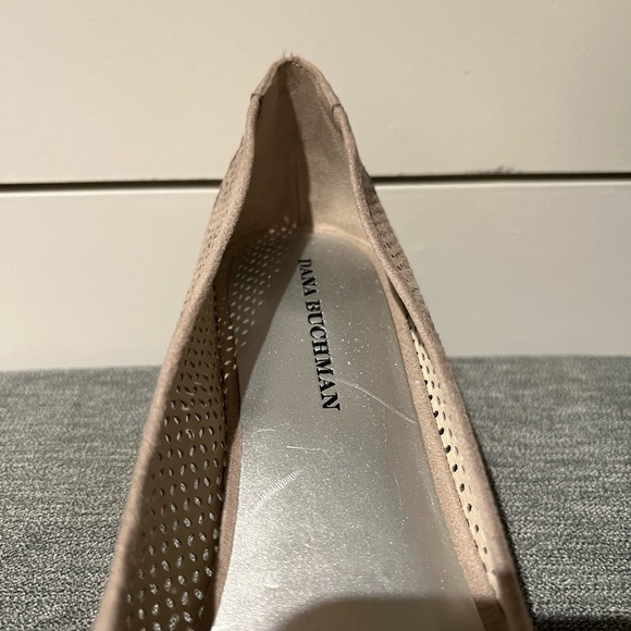 Dana Buchman Shoes Womens Wedge Heels Pump Slip On Beige Suede Perforated - Picture 4 of 6